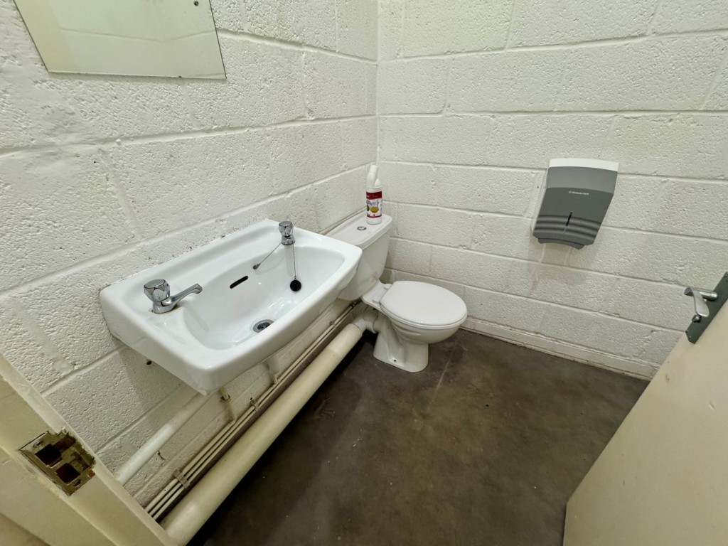 Lot: 58 - PERIOD CITY CENTRE FREEHOLD SHOP AND UPPER PARTS WITH POTENTIAL - Ground floor WC